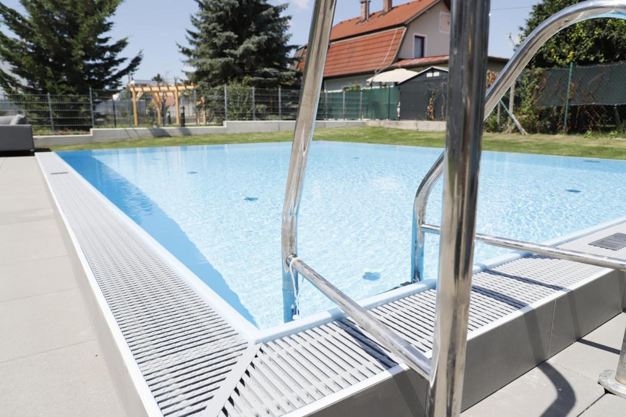Balcony/Pool/Free Parking Garage Studio Відень Екстер'єр фото
